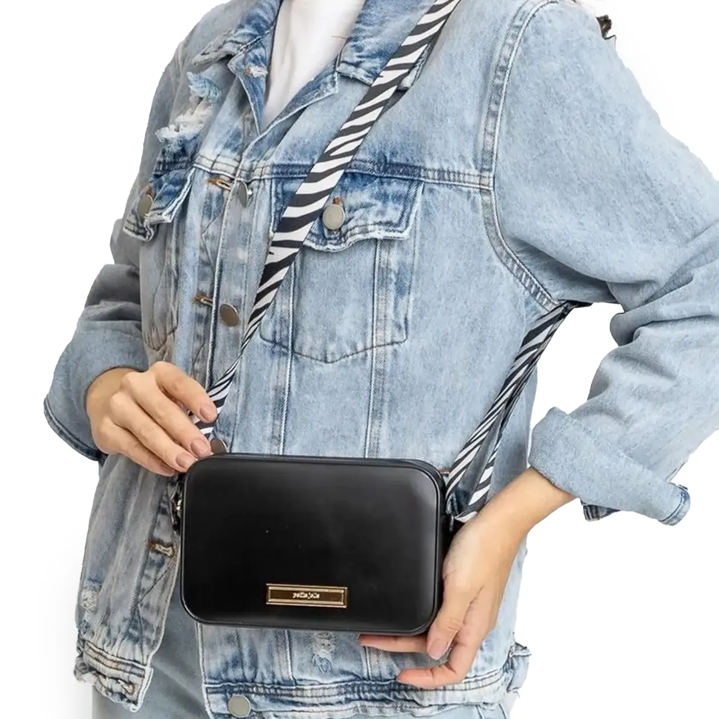 Bolsa feminina preta Petite Jolie modelo PETI PJ11248 com acabamento matte e alça tiracolo estampada animal print.